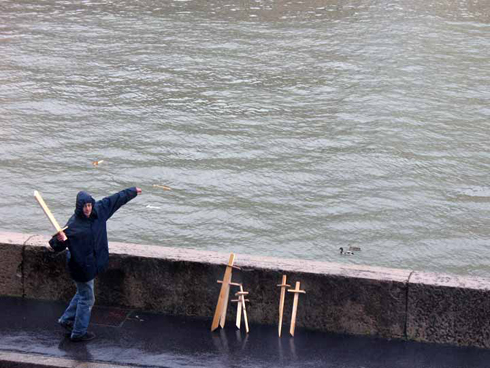 Je jette des épées en bois dans l'eau